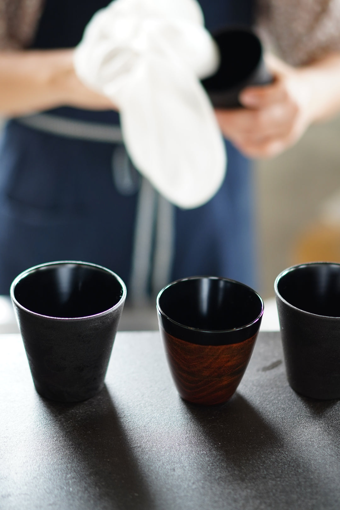 漆器を洗う
